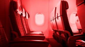 Flugzeug leere Sitzreihe in Rot Foto iStock Hakinmhan.jpg